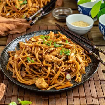 Chow Mein: kínai pirított tészta csirkemellel